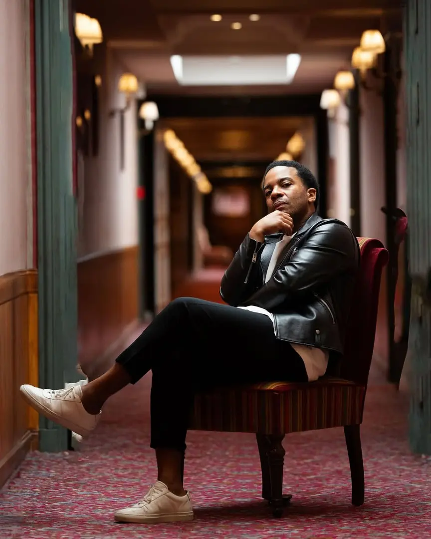 Vous l'avez découvert dans MOONLIGHT ? L'acteur André Holland est à #Deauville2024 pour présenter EXHIBITING FORGIVENESS, en compétition ! 🎨